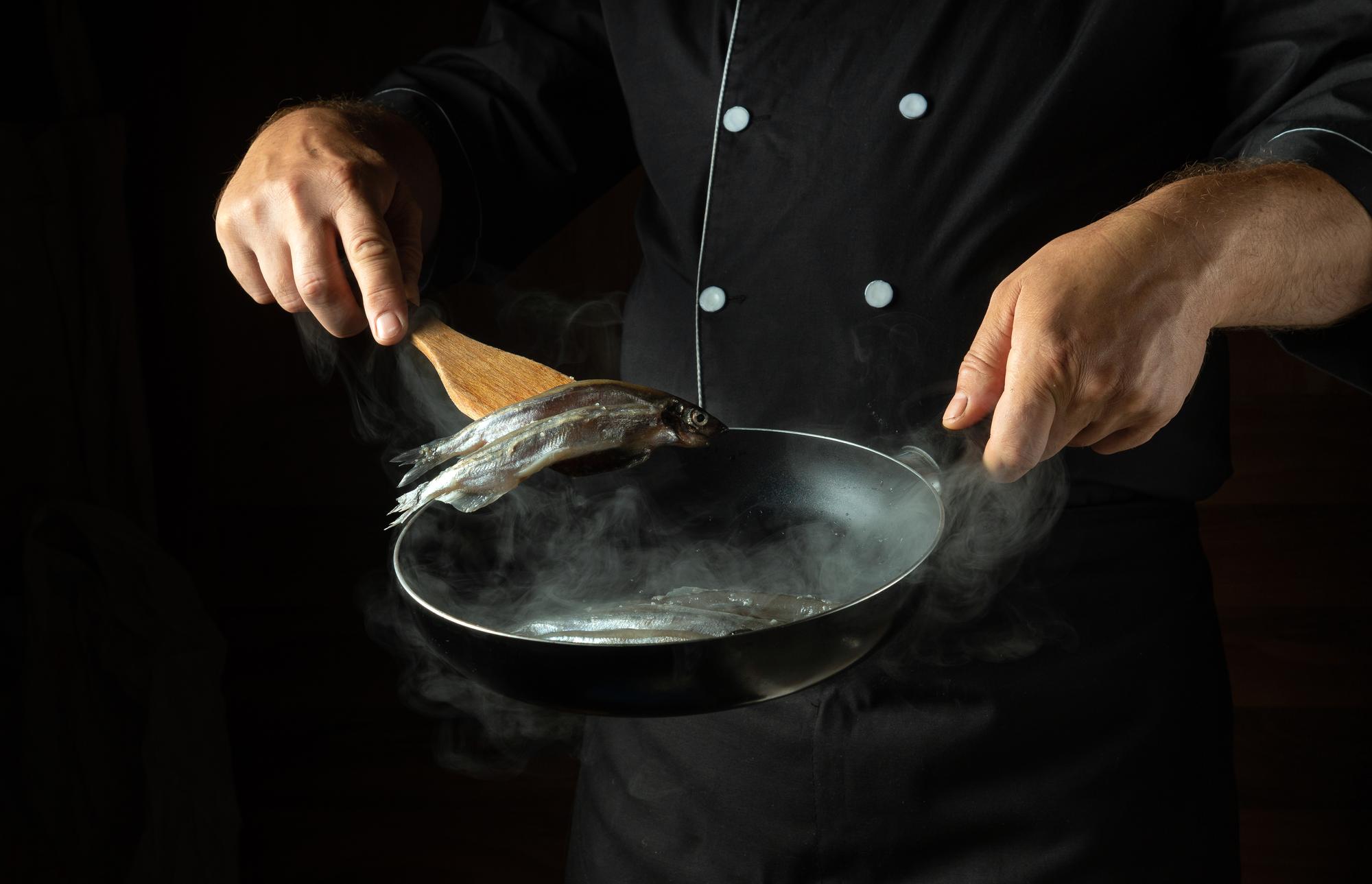 Szef kuchni przygotowujący danie w pracowni